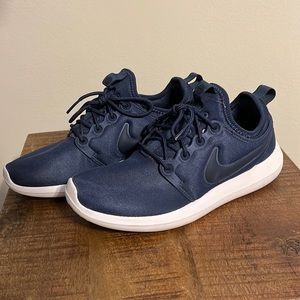 Navy blue Nike Roshe